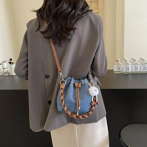 Bolso Bombonera de Denim y Cuero PU para Mujer Gran Capacidad Cordón Bolso de Hombro Con Colgante de Monstruo de Peluche Bolso