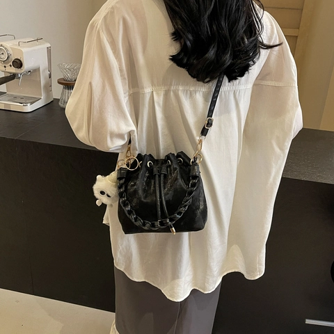 Sac Seau en Cuir PU pour Femmes Avec Poignée Tressée Grande Capacité Décontracté Sac à Épaule Bandoulière Mode Main Avec Charme Peluche