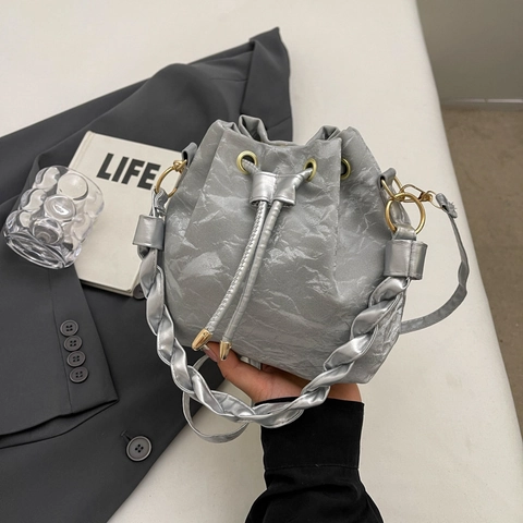 Sac Seau en Cuir PU Plissé pour Femme avec Poignée Tressée et Cordon de Serrage Sac à Bandoulière Grande Capacité Mode