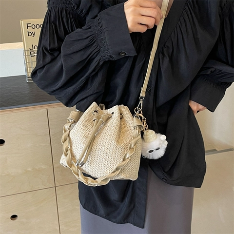 Bolso Bombonera de Paja Tejida de Verano para Mujer Gran Capacidad Cordón Playa Vacaciones Bolso de Hombro Con Colgante de Peluche