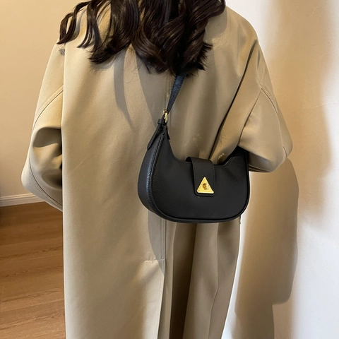 Bolso de Axila de Cuero PU Minimalista Retro Francés para Mujer Color Sólido Textura de Lichi Bolso de Hombro Con Hebilla Triangular Dorada