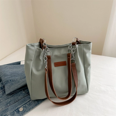 Bolso Tote de Nylon para Mujer Gran Capacidad Con Correas de Cuero PU y Cadena de Metal Bolso de Hombro Minimalista Color Sólido