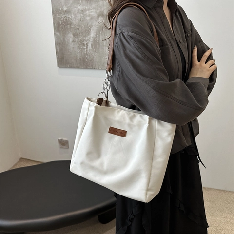 Bolso Tote de Nylon para Mujer Gran Capacidad Con Correas de Cuero PU y Cadena de Metal Bolso de Hombro Minimalista Color Sólido