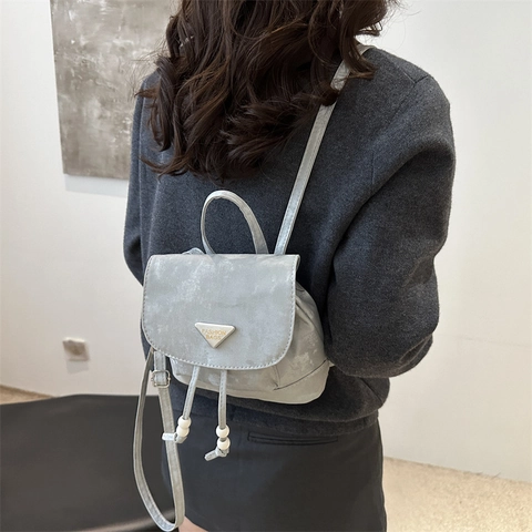 Mini Mochila de Cuero PU de Moda para Mujer Pequeña Mochila de Viaje Compras Color Sólido Bolsa con Cordón y Placa de Metal Triangular