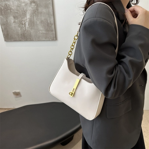 Minimalistische PU-Leder Achseltasche Für Damen Große Kapazität Goldene Metallkette Piston Lock Mode Hobo Handtasche