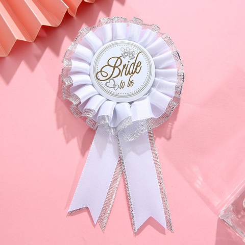 Insigne Cocarde en Satin Blanc Avec Lettrage Gold Bride To Be Bordure en Dentelle Argentée Décoration de Fête de Mariage Femmes
