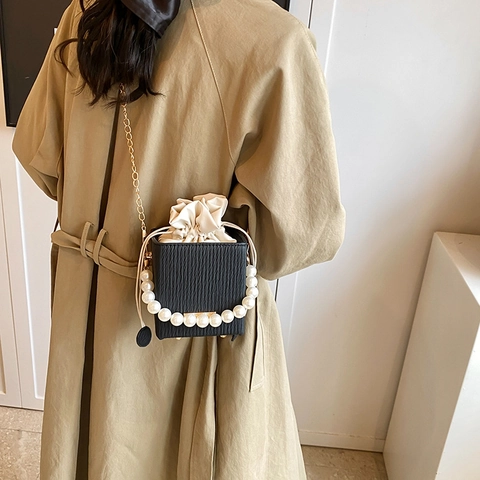 Damen Plissiert PU Eimer Tasche Künstliche Perle Griff Kordelzug Kleine Quadratische Tasche Goldene Kette Umhängetasche