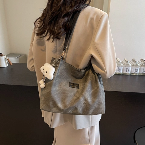Bolso Tote de Gran Capacidad para Mujer a la Moda Cuero PU de Primera Calidad Color Sólido Bolso de Hombro Con Lindo Colgante de Nube para el Trabajo Diario