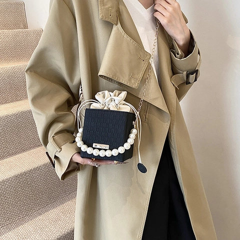 Sac à Bandoulière Cube Femme Cuir PU Motif Tissé Poignée en Perles Artificielles Chaîne en Métal Cordon de Serrage Petit Sac Boîte