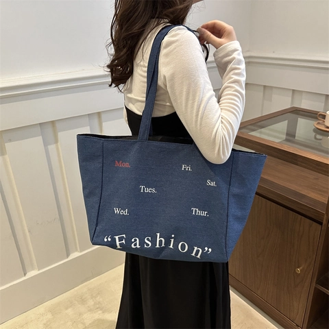 Sac Fourre-tout en Nylon Grande Capacité pour Femmes Imprimé Lettres Sac à Épaule Décontracté Sac à Main Mode pour Navettage Quotidien
