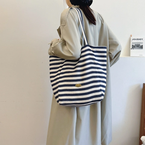 Damen Große Kapazität Gestreifte Segeltuch Tragetasche Lässige Schultertasche Mit Handmade Metallanhänger Für Den Alltag
