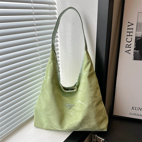 Damen Leinwand Tote Bag Große Kapazität Falten Textur Schultertasche Pendler Hobo Tasche Mode Dreieck Plakette Minimalistische Tasche