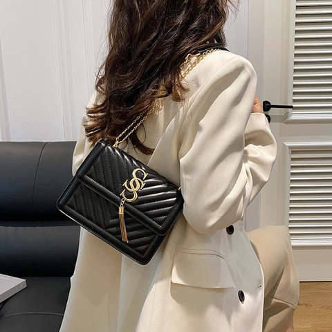 Borsa a Spalla Trapuntata da Donna in Pelle PU a V Con Logo S in Metallo Dorato Nappina e Tracolla a Catena Moda
