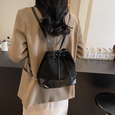 Dames Suède PU Leder Patchwork Emmer Tas Grote Capaciteit Trekkoord Rugzak Multifunctionele Schoudertas Met Pluche Monster Hanger Casual Mode Handtas