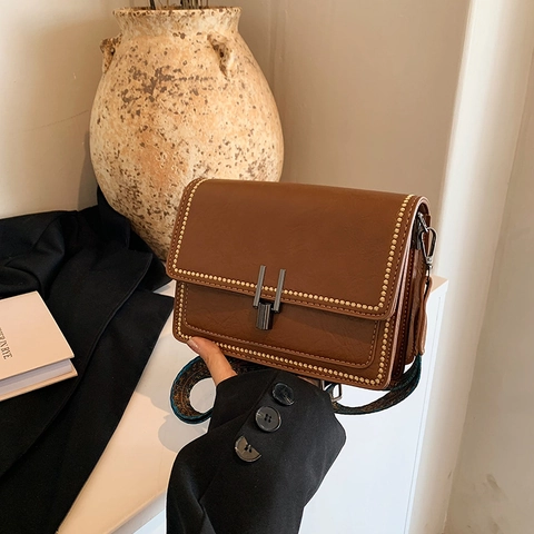 Damen Retro PU Leder Kleine Quadratische Umhängetasche Vintage Breiter Bedruckter Riemen Umhängetasche Mit Metallverschluss