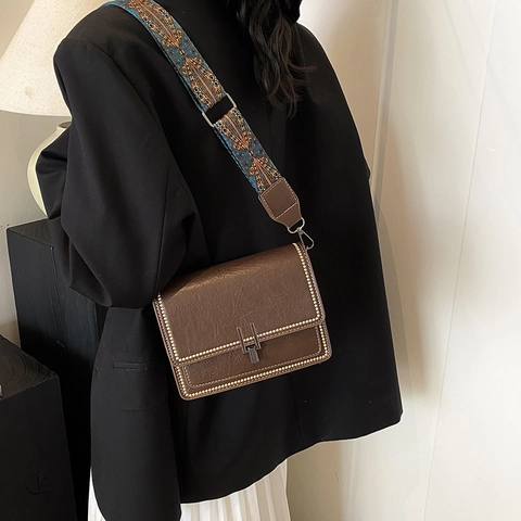 Damen Retro PU Leder Kleine Quadratische Umhängetasche Vintage Breiter Bedruckter Riemen Umhängetasche Mit Metallverschluss