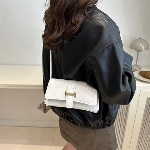 Damen PU Leder Umhängetasche Vintage Metallschnalle Crossbody Tasche Geknoteter Gurt Baguette Unterarm Quadratische Tasche