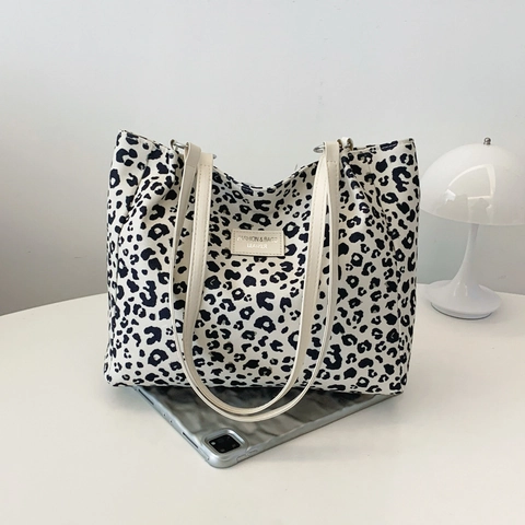 Mode Leopardenmuster Nylon Tote Bag Für Damen Große Kapazität Urban Minimalistische Schultertasche Mit Wolkenanhänger Unterarmtasche
