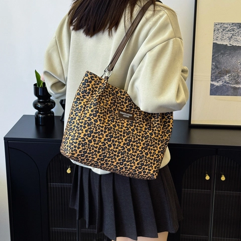 Mode Leopardenmuster Nylon Tote Bag Für Damen Große Kapazität Urban Minimalistische Schultertasche Mit Wolkenanhänger Unterarmtasche