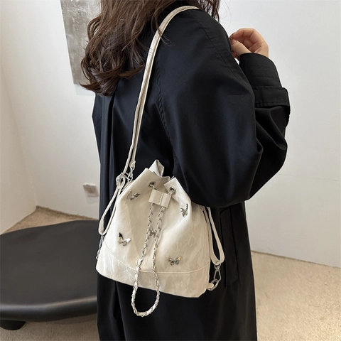 Mode PU Leder Schmetterling Metall Dekor Kordelzug Beuteltasche Stilvolle Metallkette Umhängetasche Für Damen Unterarmtasche