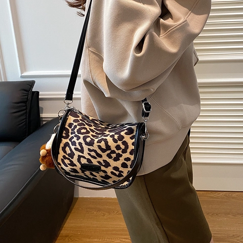 Vintage Matt PU Leder Schultertasche Mit Leopardenmuster Für Damen Große Kapazität Umhängetasche Satteltasche Mit Plüschanhänger