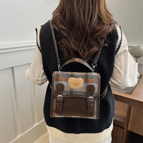 Vintage Preppy Πλαίντ Σακίδιο για Γυναίκες Μόδα PU Δερμάτινη Τσάντα Χειρός Με Χαριτωμένη Διακόσμηση Λούτρινη Αρκούδα Casual Mini Σακίδιο Πλάτης Σχολική Τσάντα