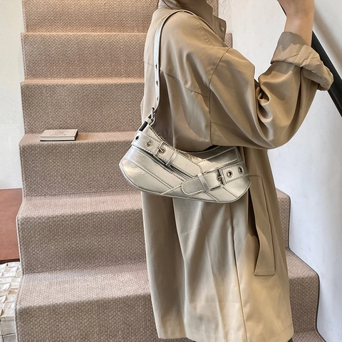 Borsa Sottobraccio in Pelle PU Donna Y2K Punk Grande Capacità Borsa a Tracolla Moto Con Occhielli Metallici Fibbia a Cintura