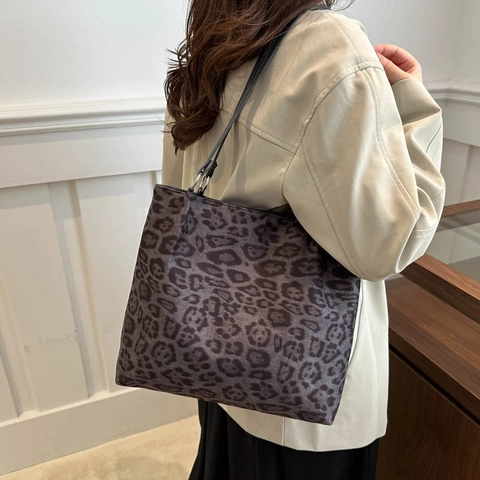 Borsa Tote Grande Capacità Vintage Con Stampa Leopardata Per Donna Borsa A Spalla In Nylon Con Pendente Cloud Peluche