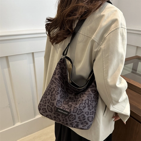 Borsa a Spalla Leopardata da Donna Grande Capacità Nylon Hobo Borsa a Secchiello Moda Motivo Animale Borsa Tote per Pendolari
