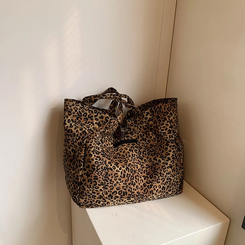 Sac Fourre-tout en Nylon Imprimé Léopard Grande Capacité pour Femme Style Urbain Décontracté Sac à Épaule Avec Pendentif Ours