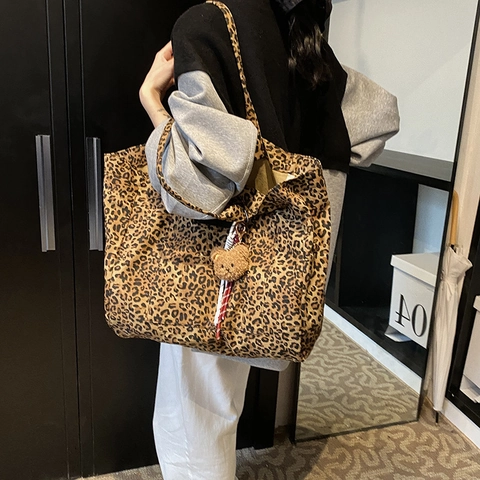Sac Fourre-tout en Nylon Imprimé Léopard Grande Capacité pour Femme Style Urbain Décontracté Sac à Épaule Avec Pendentif Ours