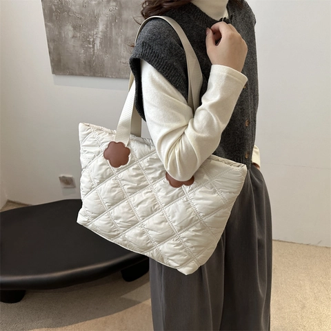 Sac Fourre-Tout Matelassé pour Femmes Grande Capacité Treillis de Diamants Sac à Épaule Rembourré Décor de Fleurs Coton Nylon