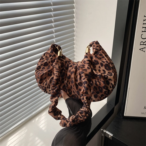 Luipaardprint Geplooide Okseltas Dames Nylon Schoudertas Retro Cloud Handtas Goud Metaal Detail Casual Mode Tas