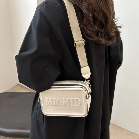 Damen Urban Minimalistisch PU Leder Umhängetasche Mode MICMID Buchstaben Prägung Schultertasche Mit Breitem Gurt Doppel Reißverschluss Kleine Quadratische Tasche