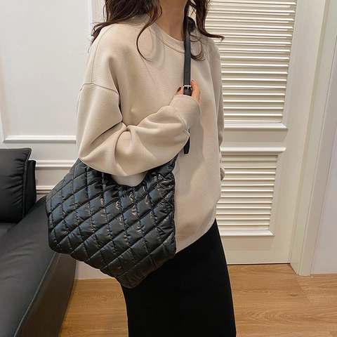 Damen Große Kapazität Gesteppte Tote Bag Metallic PU Puffer Umhängetasche Urban Minimalistisch Hobo Bag Für Den Alltag