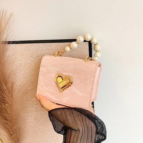 Damen Mini PU Schultertasche Herzförmiger Metallverschluss Künstliche Perle Griff Kette Umhängetasche Mode Kleine Quadratische Tasche