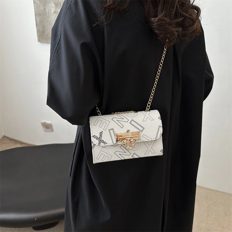 Damen Mode Buchstabendruck PU Leder Schultertasche Vintage Goldkette Herzschloss Umhängetasche Quadratische Tasche Urban Messenger