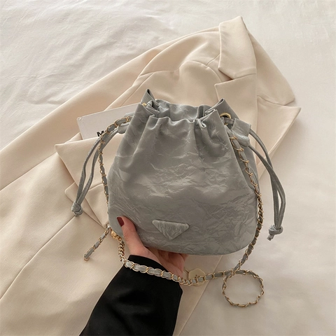 Sac Seau pour Femme en Cuir PU à Cordon de Serrage Texture Plissée Chaîne Sac à Bandoulière Urbain Simple Grande Capacité