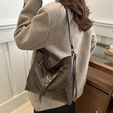 Retro PU Leather Large Capacity Tote Bag For Women Solid Color Simple Commuting Shoulder Bag With Metal Buckle Handbag