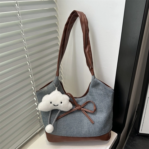 Γυναικεία Τσάντα Tote Patchwork Ντένιμ Τσάντα Ώμου από Τεχνητό Δέρμα Με Διακόσμηση Φιόγκου και Μενταγιόν Σύννεφο