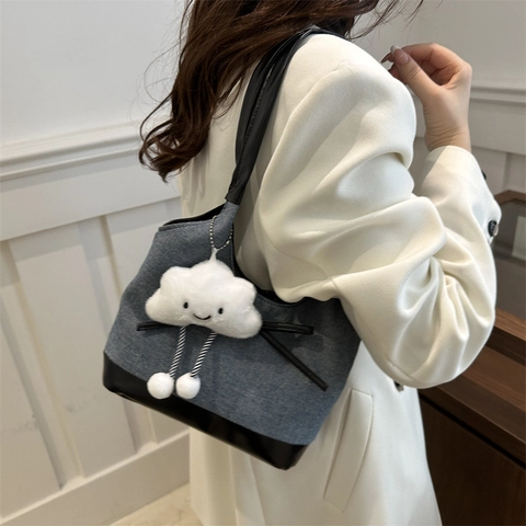 Γυναικεία Τσάντα Tote Patchwork Ντένιμ Τσάντα Ώμου από Τεχνητό Δέρμα Με Διακόσμηση Φιόγκου και Μενταγιόν Σύννεφο