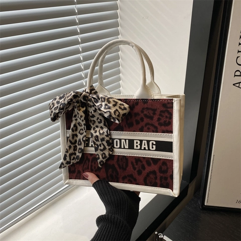 Sac Cabas Femme Imprimé Léopard en Cuir PU Avec Foulard Ruban Satin Surpiqûres Mode Grande Capacité Trajet Sac à Main d'Épaule