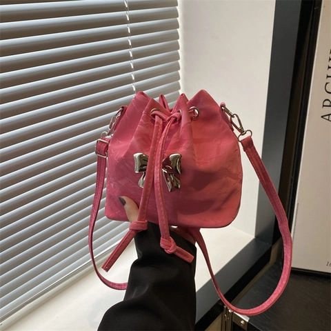 Sac Seau pour Femme en Cuir PU à Texture Ridée Avec Noeud en Métal Cordon Sac à Bandoulière pour le Quotidien