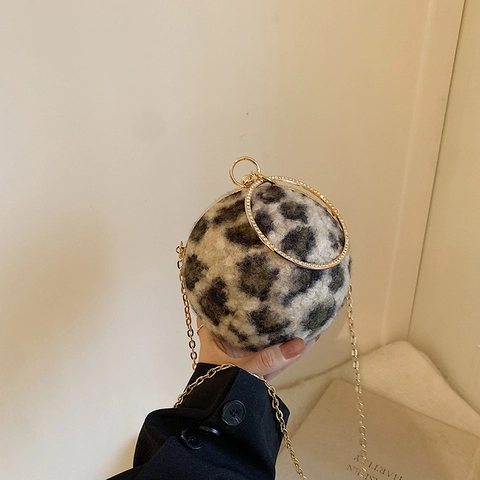 Vrouwen Bolvormige Luipaardprint Imitatiebont Avondtas Met Strass Ring Handvat Goud Metalen Ketting Schoudertas