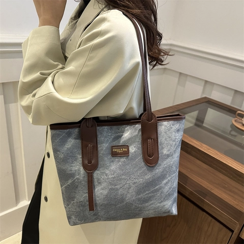 Retro PU Leather Large Capacity Tote Bag Commuter Solid Color Shoulder Bag With Cloud Pendant Fashion Women Handbag