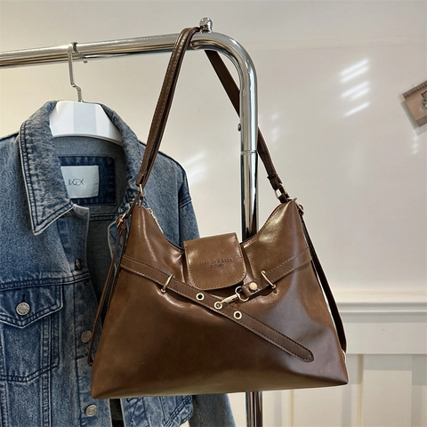 Borsa a Spalla da Donna in Pelle PU Retro Grande Capacità Tote Bag Con Ciondolo a Orsetto Cuciture Moda Pendolare Quotidiana