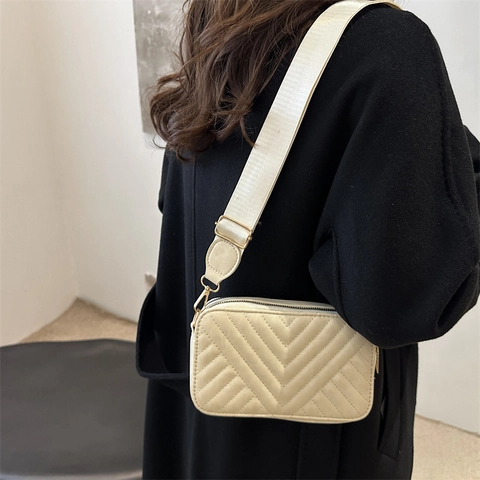 Sacoche Mode en Cuir PU Matelassé en V pour Femmes Petit Sac Carré Avec Large Bandoulière en Tissu Matériel Doré