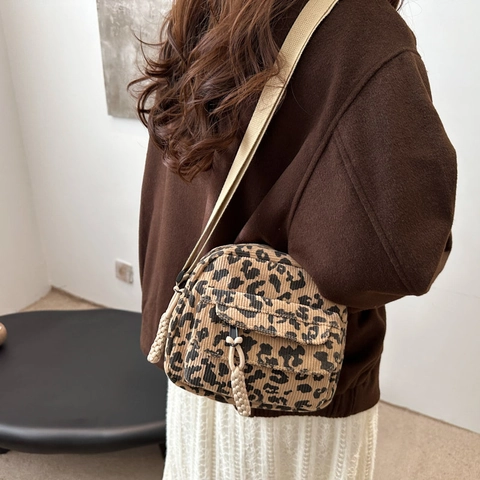 Borsa a Tracolla da Donna in Velluto a Coste con Stampa Leopardata e Tracolla Regolabile Stile Casual Giapponese Piccola Borsa Quadrata