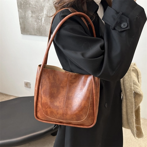Γυναικεία Vintage Τσάντα Tote από Δέρμα PU Μεγάλη Χωρητικότητα Casual Μινιμαλιστική Τσάντα Ώμου Με Λούτρινο Μενταγιόν
