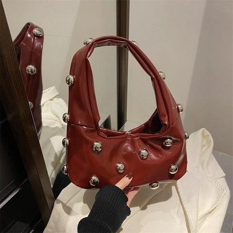 Sac à Épaule Femme Grande Capacité en Cuir PU Brillant Avec Rivets à Sphère Argentée Sac d'Aisselle Plissé Mode pour Quotidien